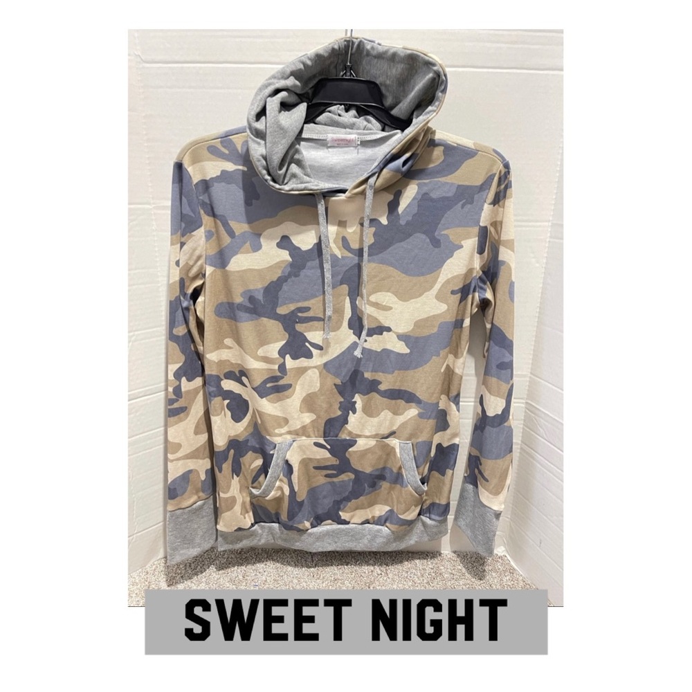 ❤️Women’s sweetnight ￼ Hooded camo shirt, size medium